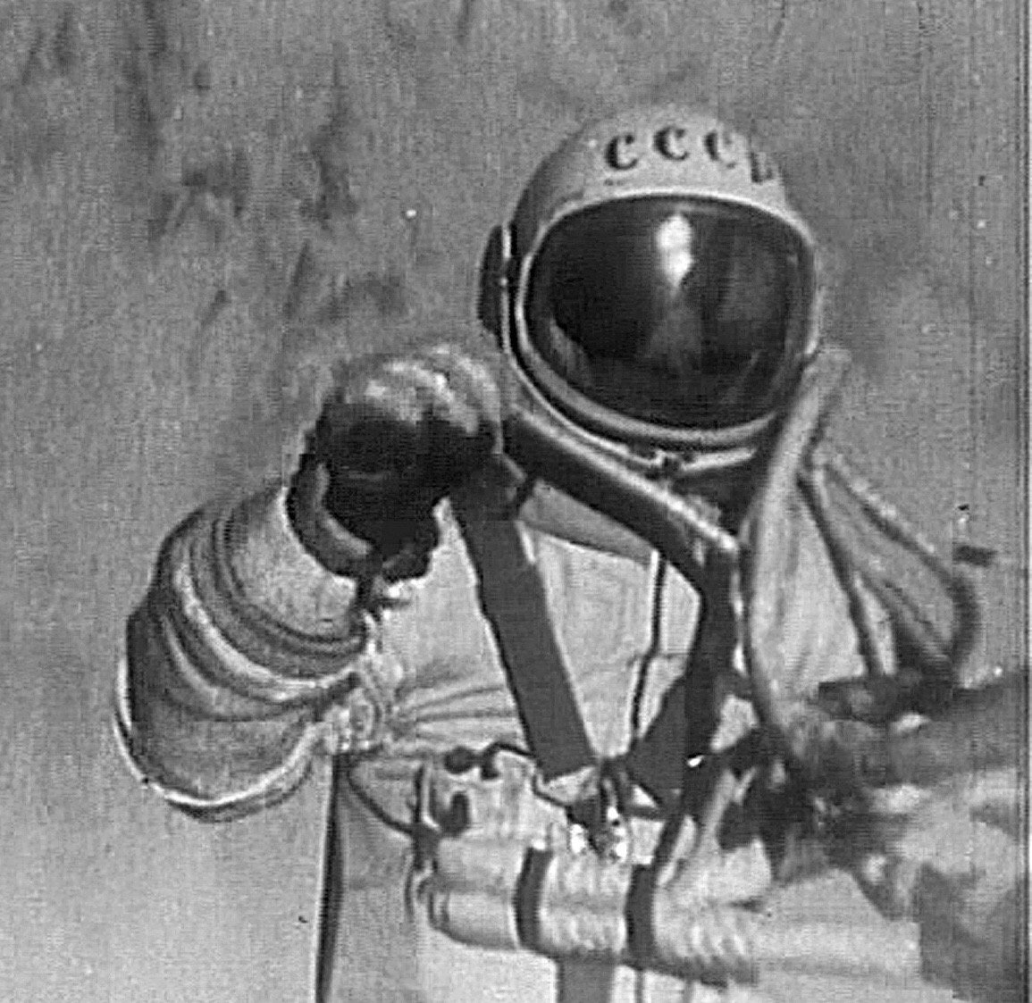 Алексей Леонов первый в открытом космосе