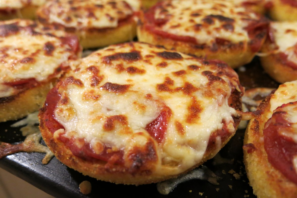 мини пицца из дрожжевого теста с колбасой и сыром в духовке фото 91