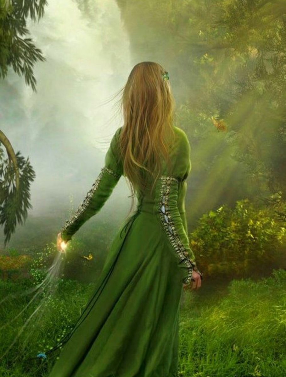 Девушка в зеленом платье.