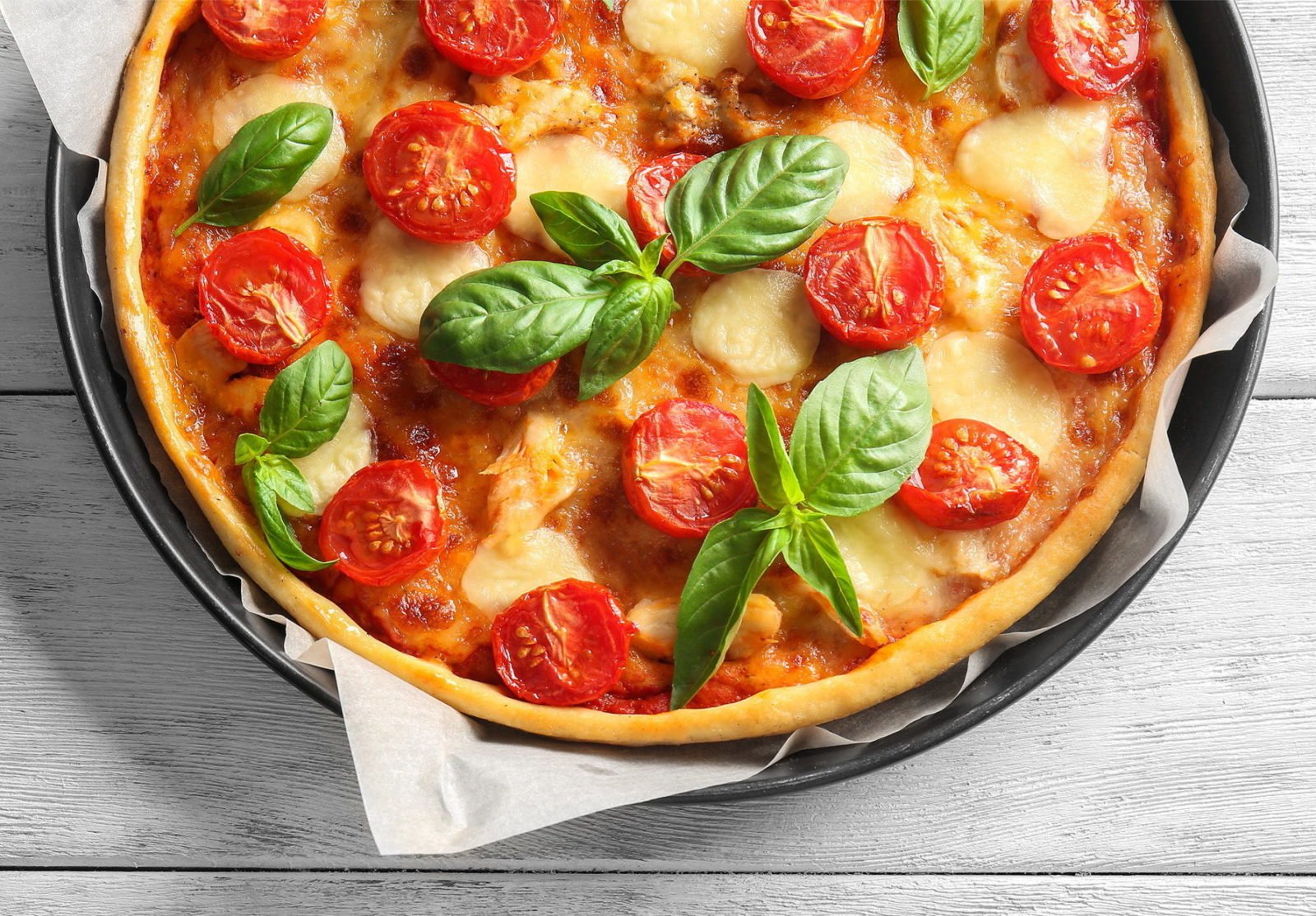 Пицца «Маргарита» с тремя сырами – классический рецепт итальянской выпечки.