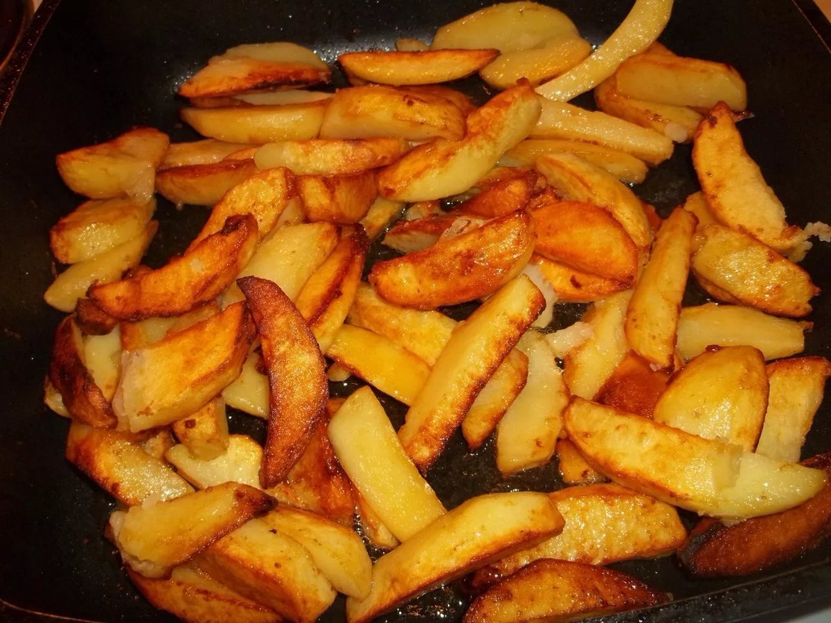 Как пожарить картошку когда солить
