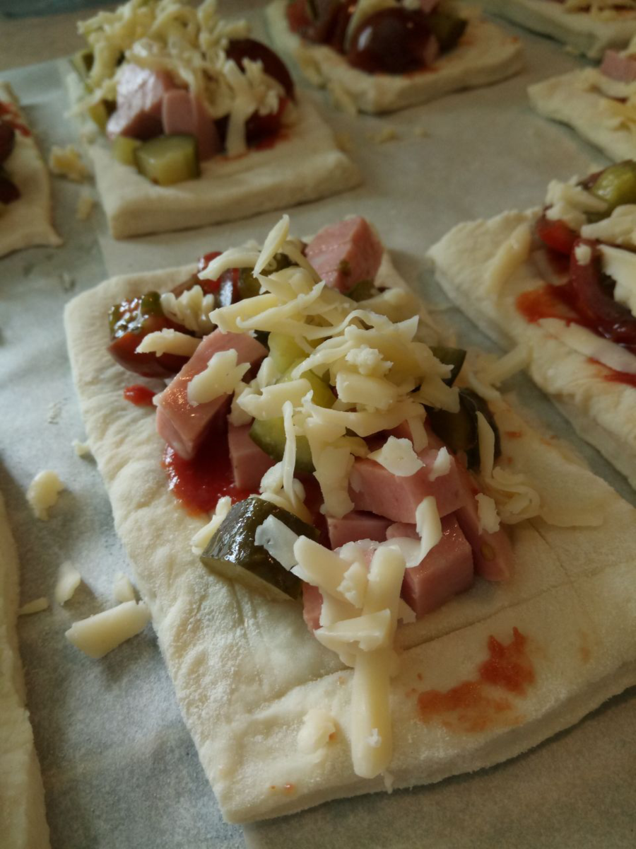 пицца рецепт в духовке с колбасой и сыром с готовым тестом дрожжевым тестом фото 83