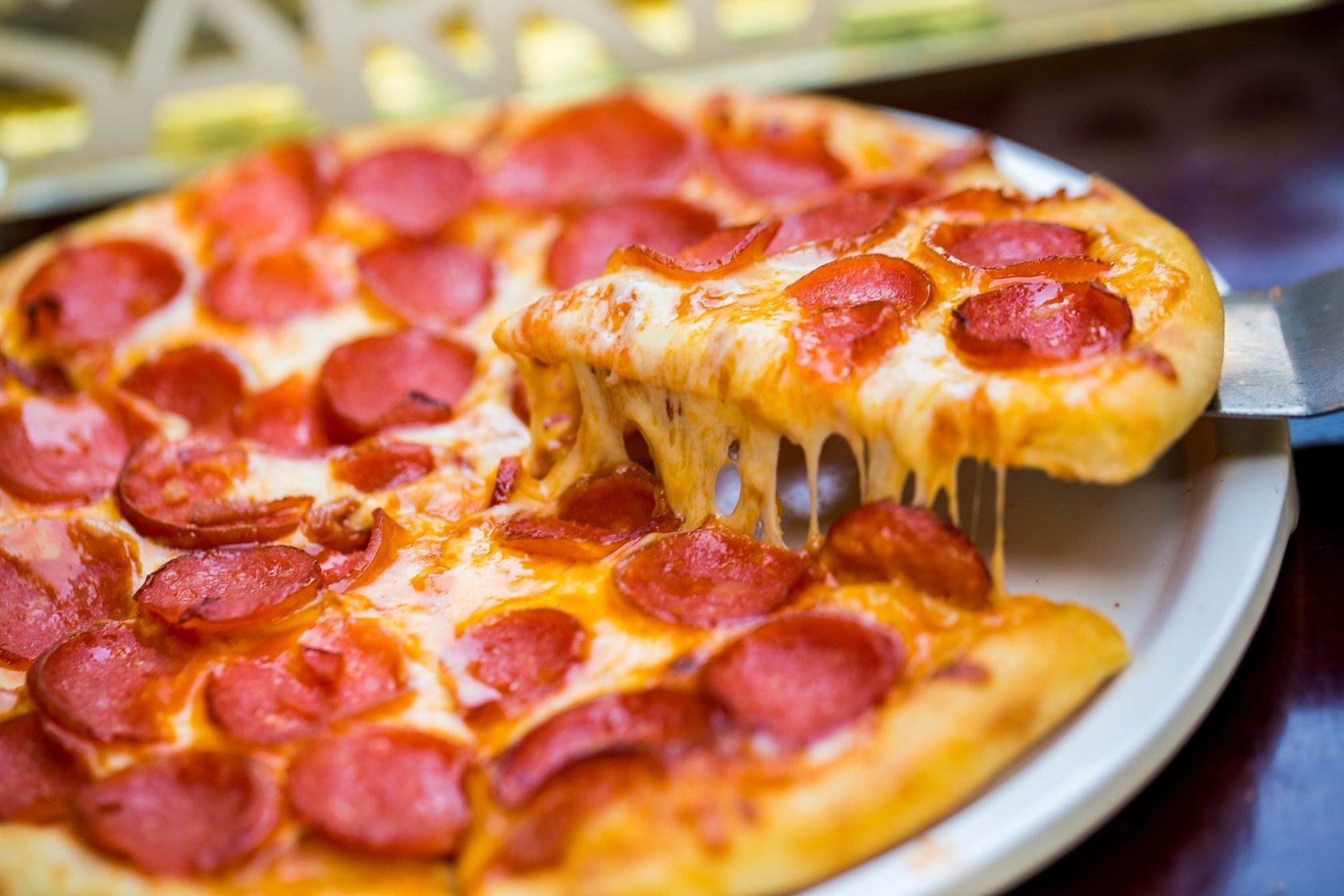я хочу пиццу наполовину с беконом и сосисками и наполовину с пепперони и ветчиной фото 115