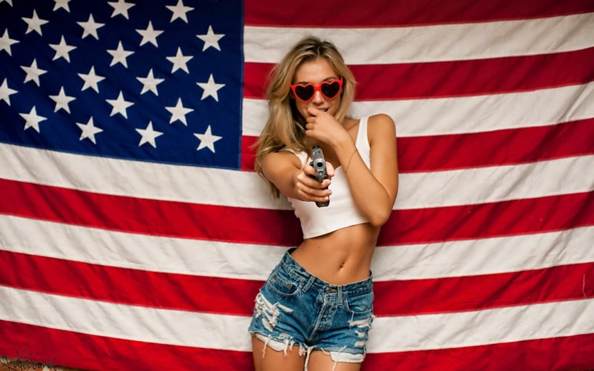 Девушка с американским флагом.