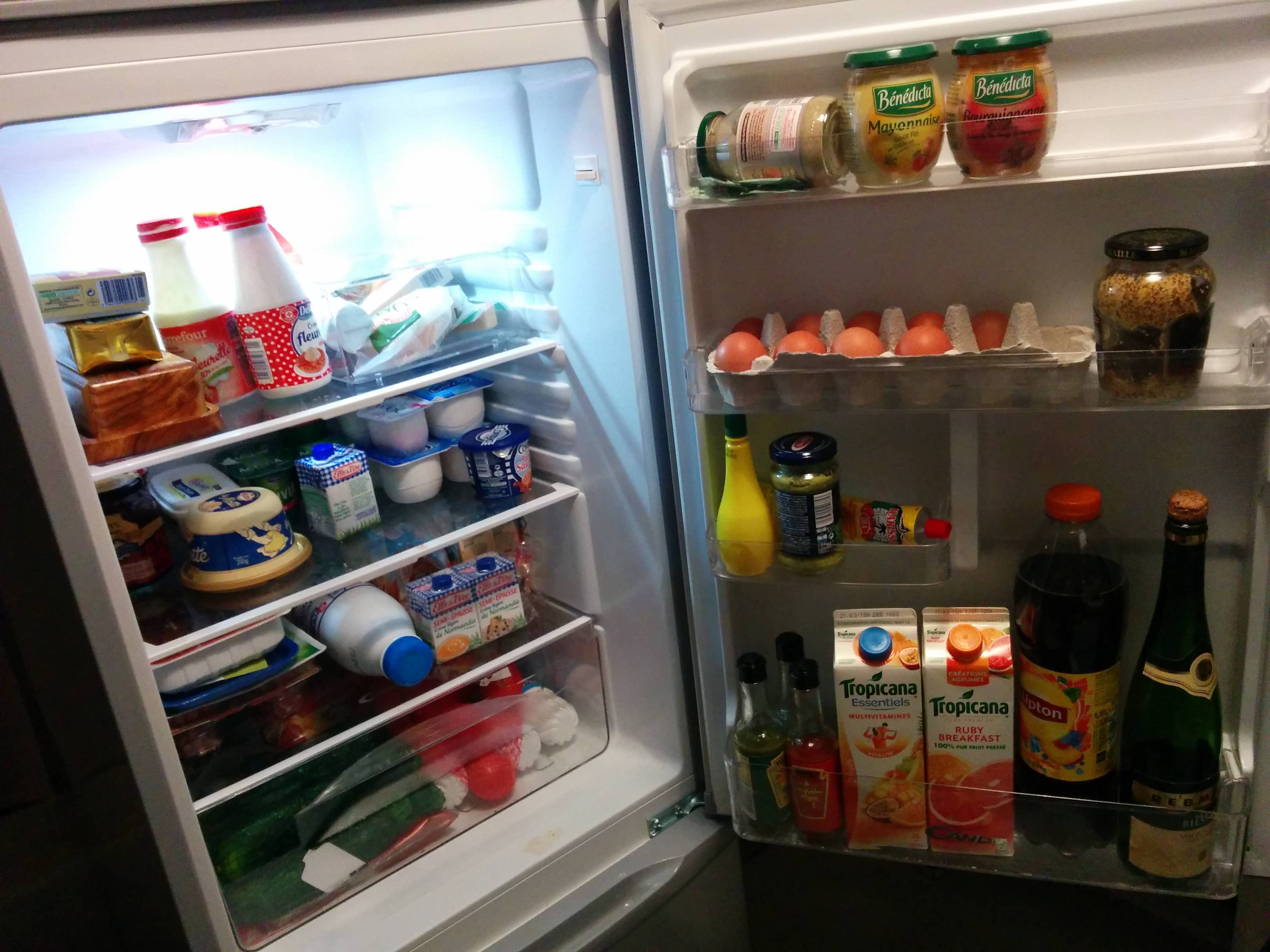 Эксперт Стирзакер: не следует хранить молоко и яйца в дверцах холодильника