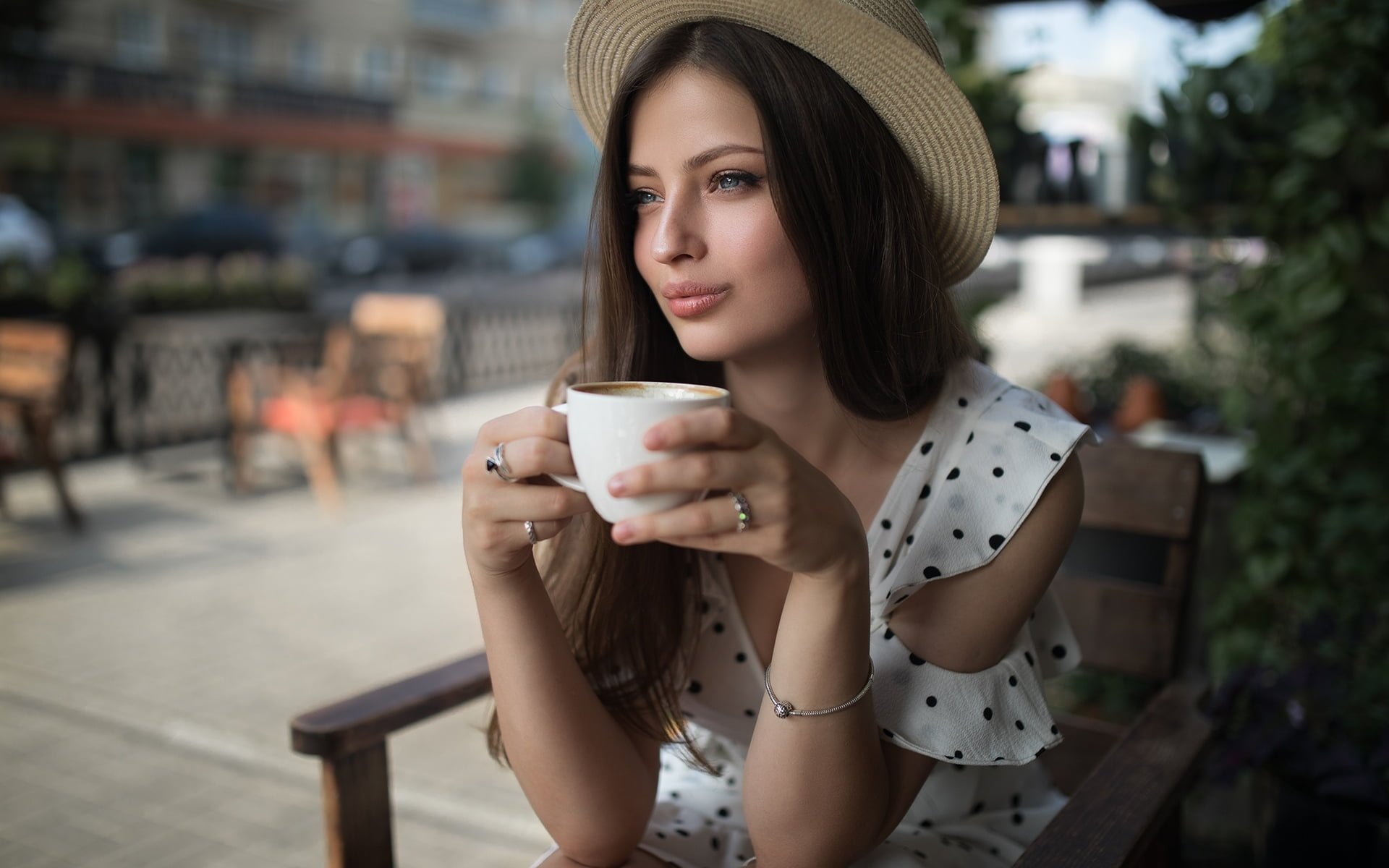 Картинки девушка с кофе.