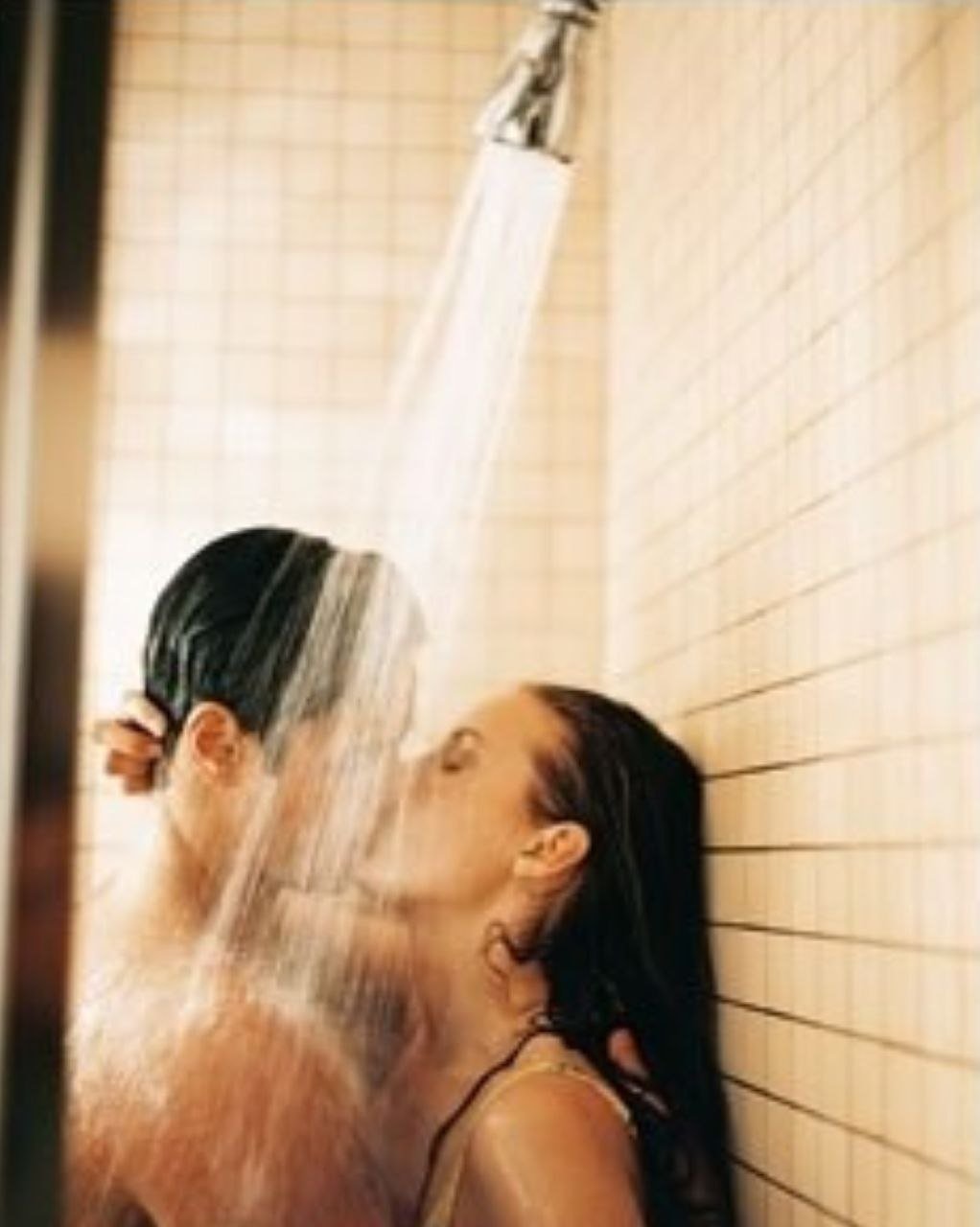 Парень и девушка под душем.