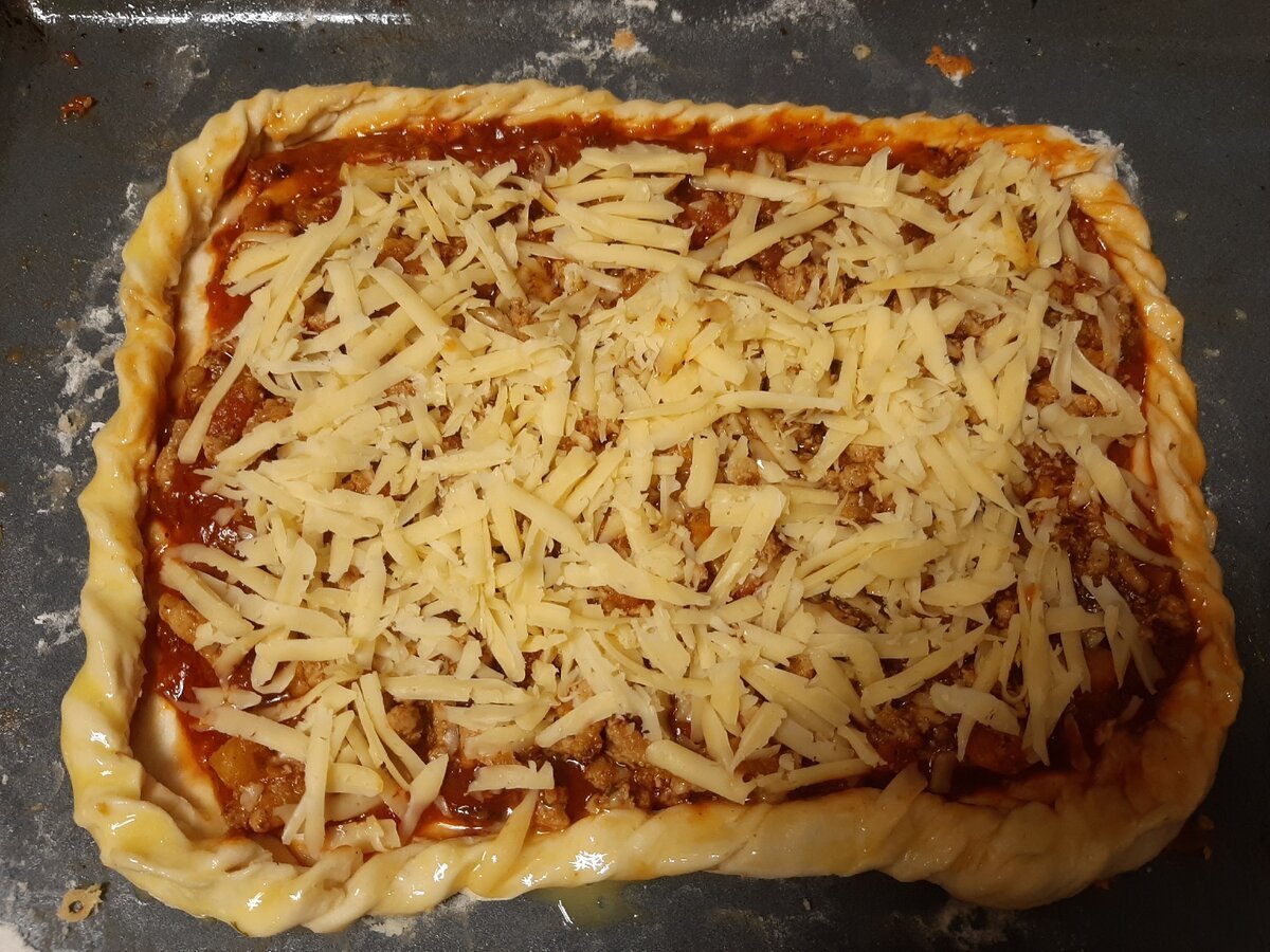 пицца со слоеным тестом бездрожжевым в духовке рецепт с колбасой и сыром фото 46