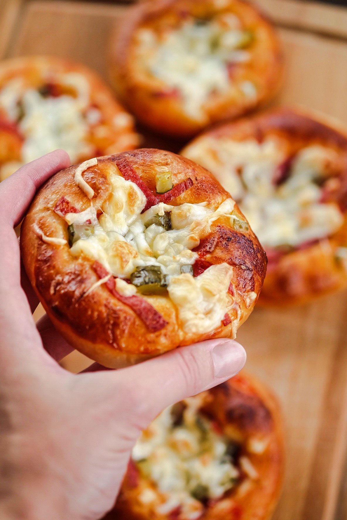 мини пицца из дрожжевого теста с колбасой и сыром в духовке фото 102