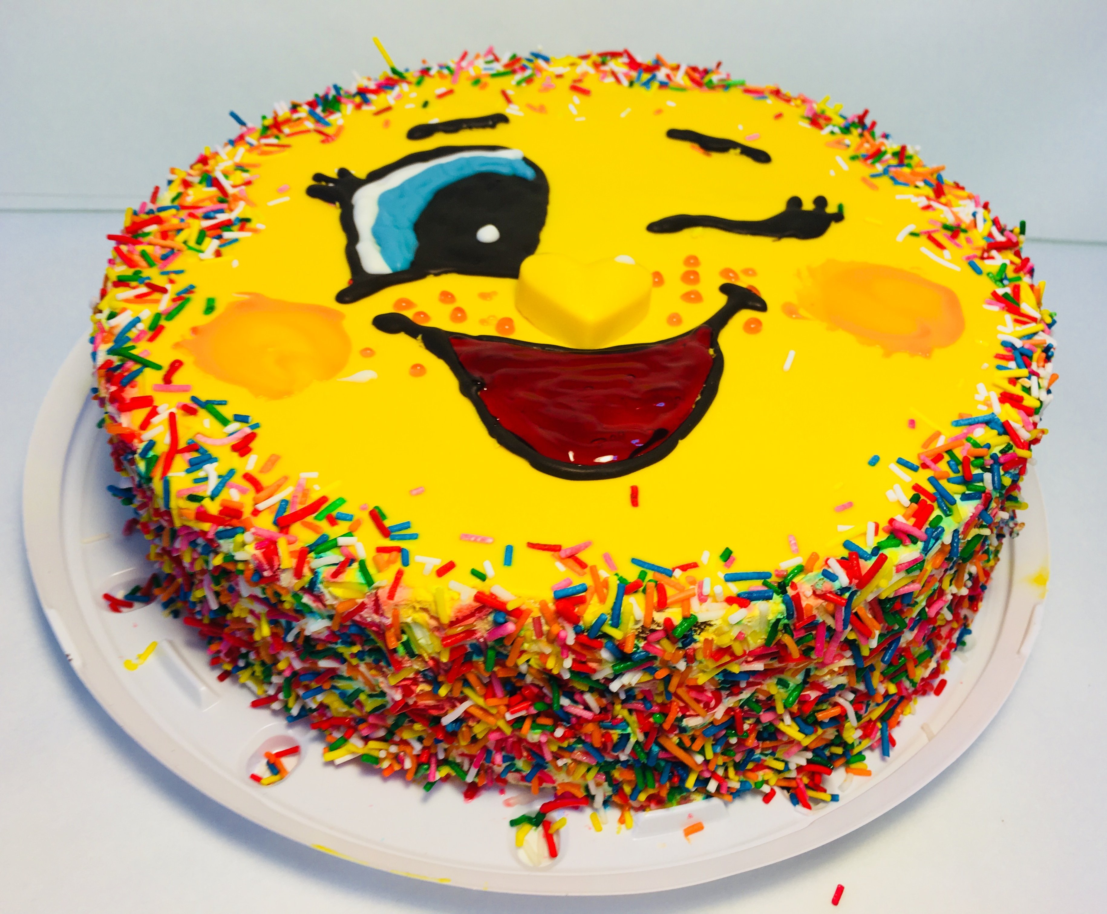 Торт улыбнись. Торт смайлик. Тортик с улыбкой. Торт улыбка. Торт смайлик для мальчика.