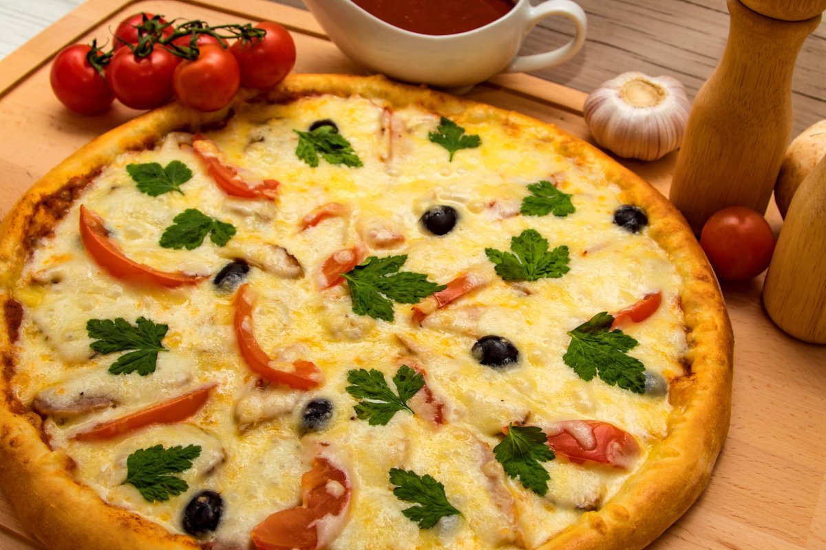 пицца на готовом дрожжевом тесте в духовке с колбасой и сыром и помидорами фото 115