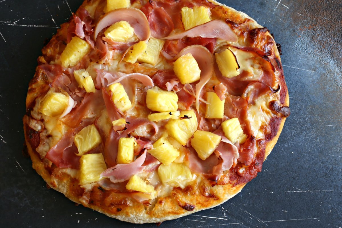 Пицца с беконом и ананасом рецепт