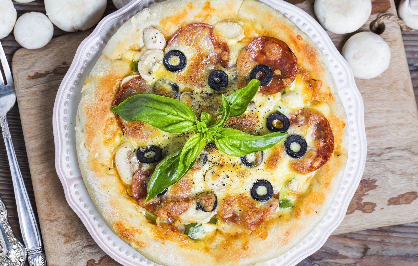 Пицца с грибами и зеленью