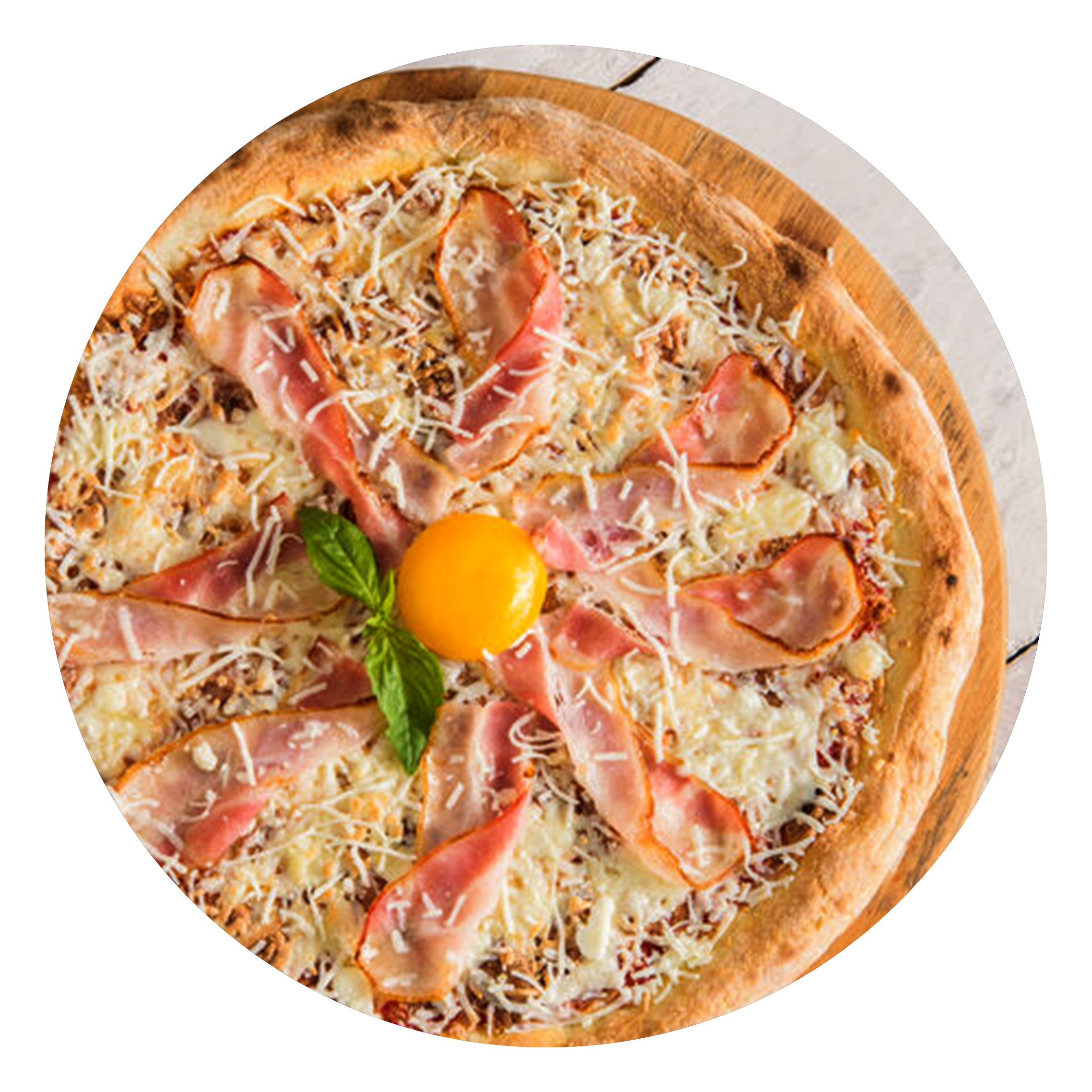 Пицца карбонара на белом фоне