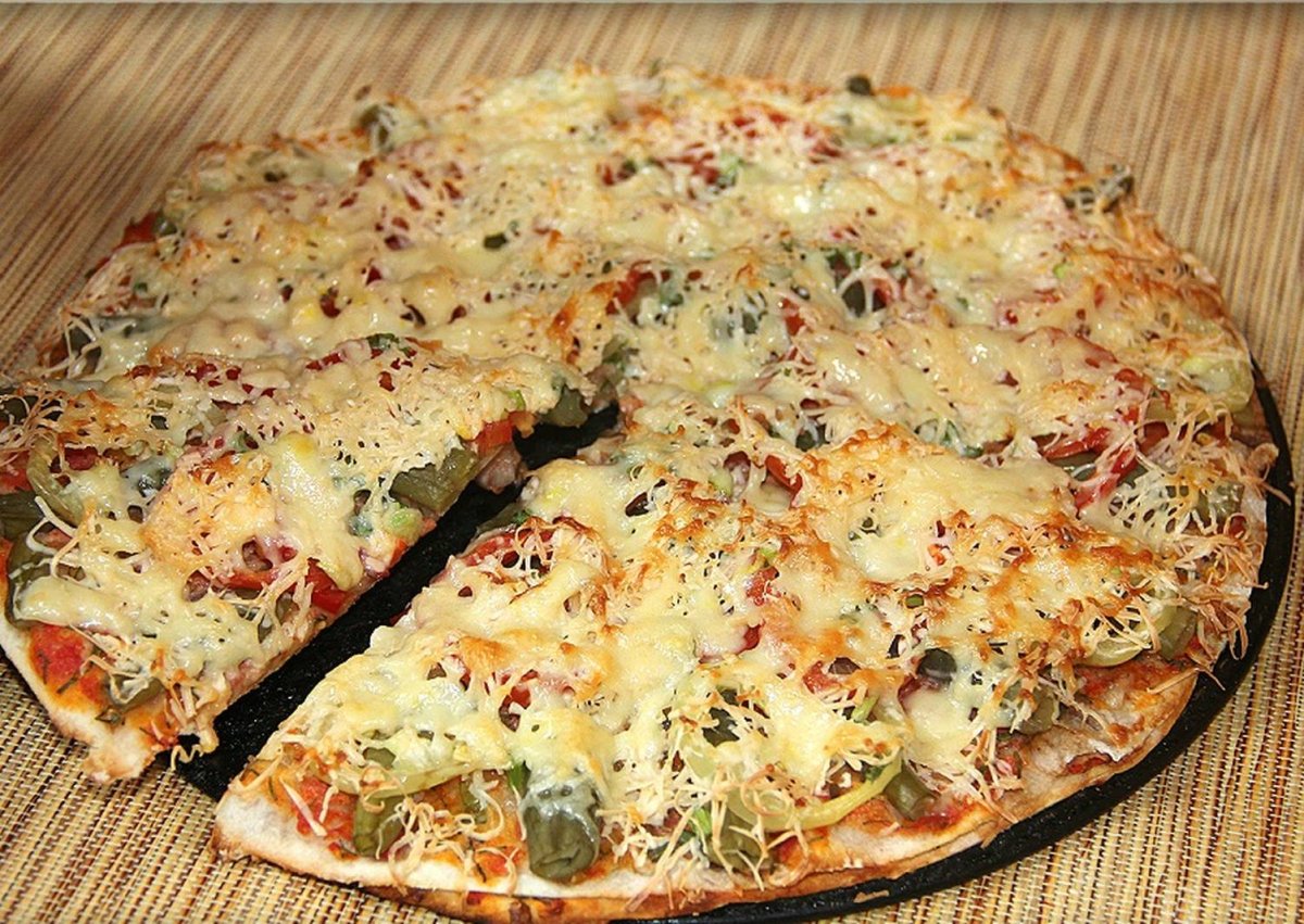 фото пиццы в домашних условиях в духовке с фото с колбасой и сыром и помидорами фото 104