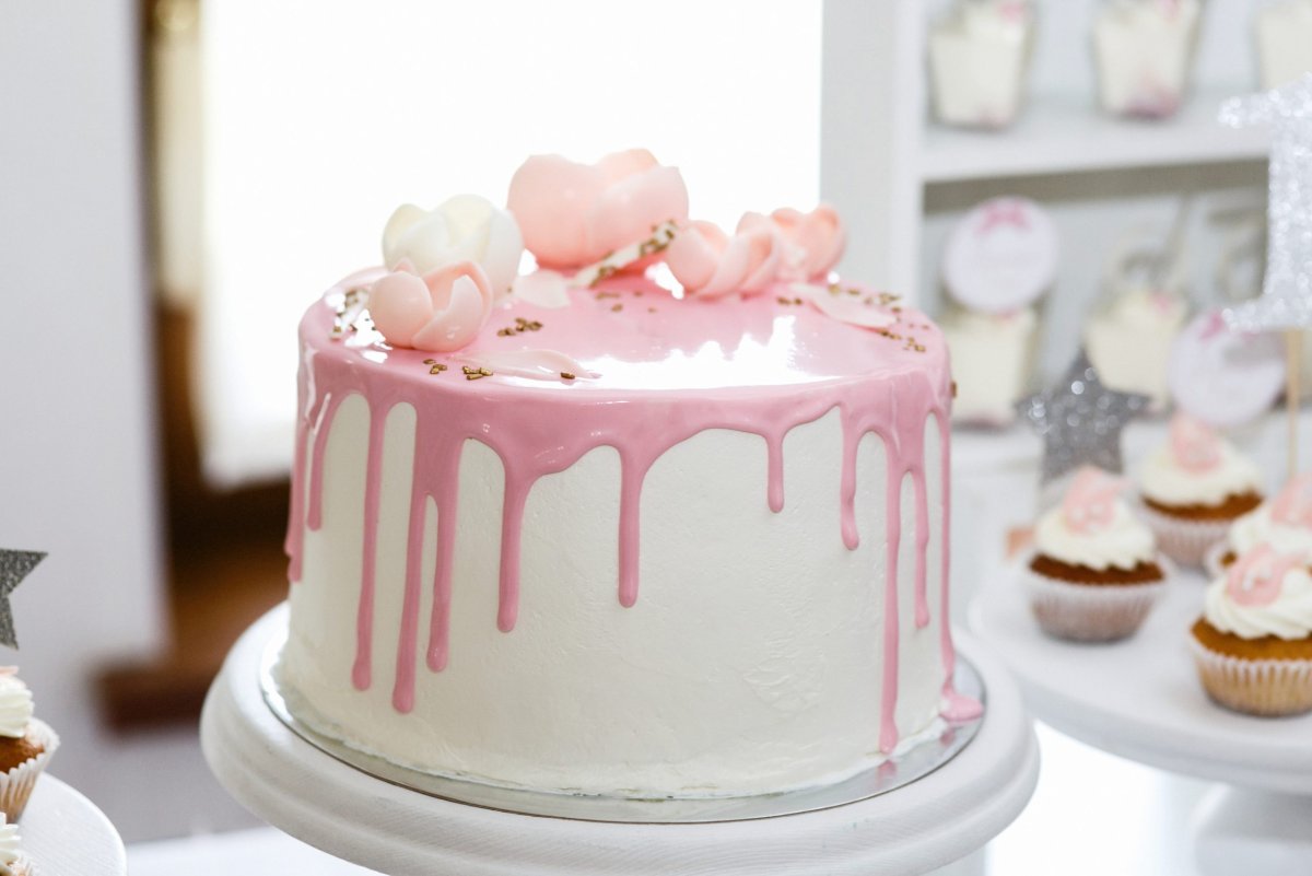 Розовый торт с белыми подтеками