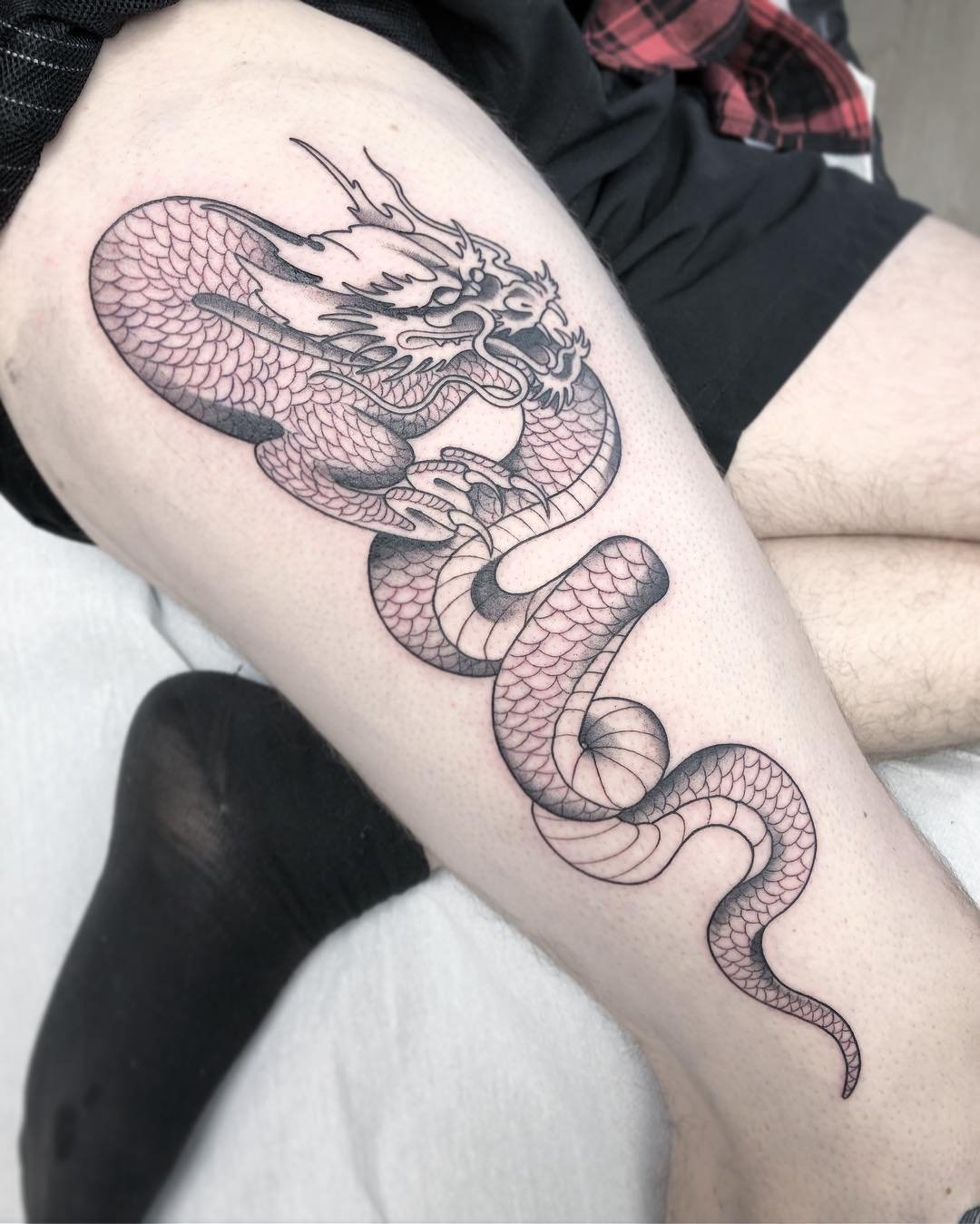 Тату змей дракон на руке