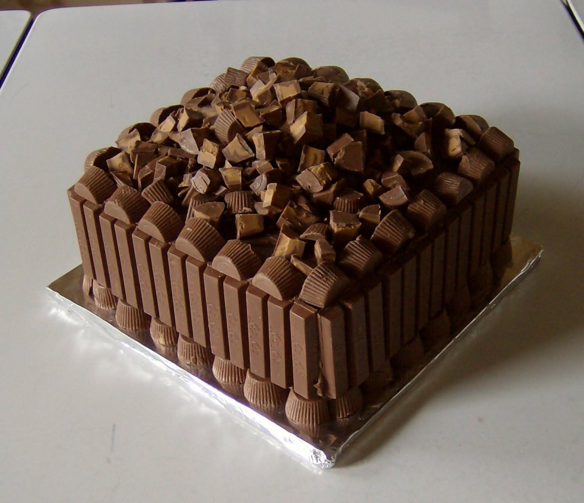Квадратный торт украшенный шоколадом